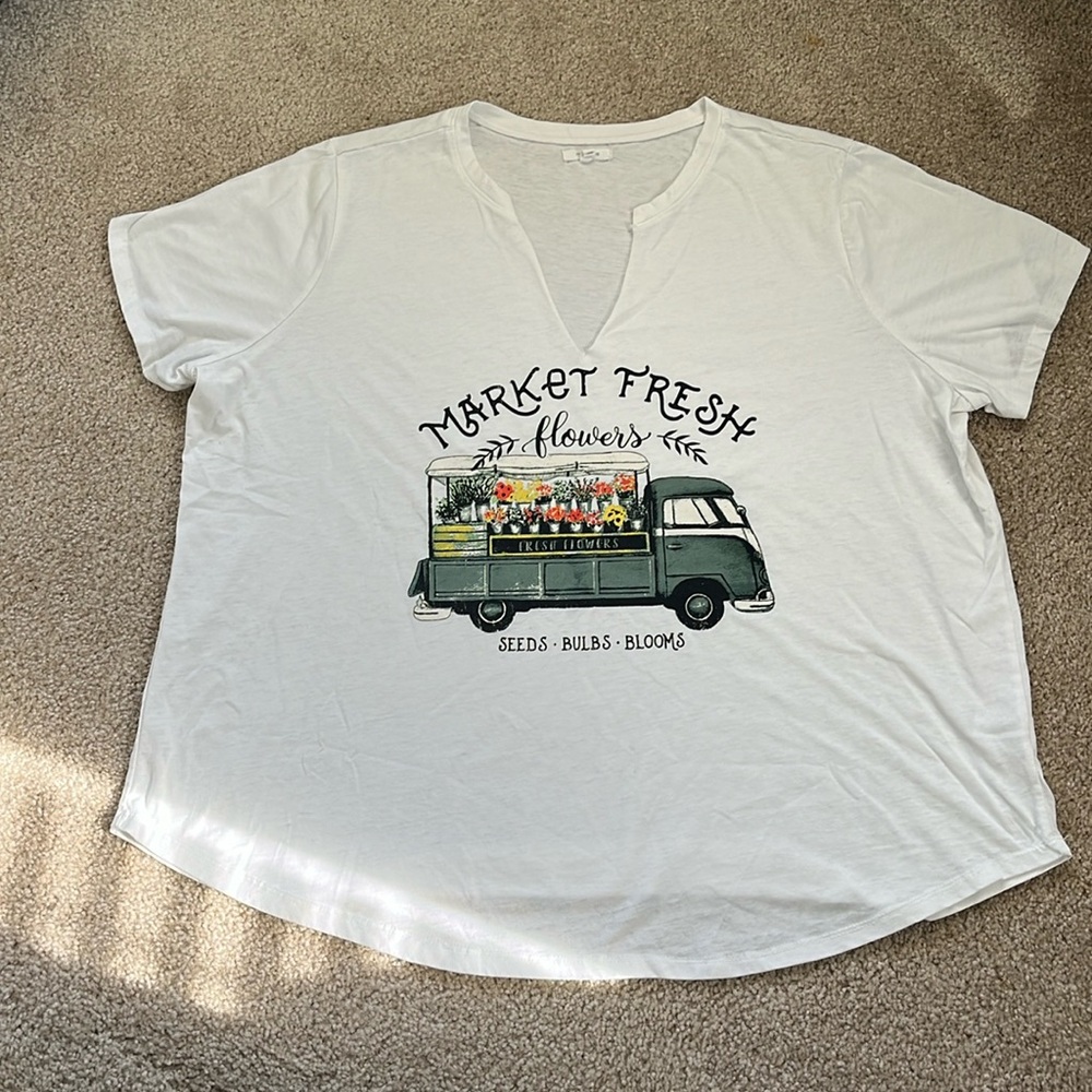 White graphic Maurices short sleeve. Size 2XL. Slightly worn. Good condition.